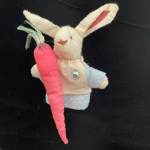 Bunny w/ Carrot Festive Pin